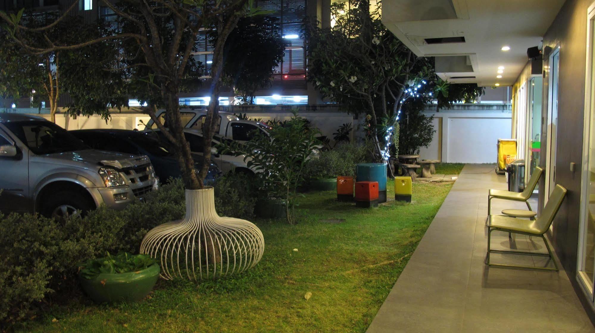 U431 Chaengwattana Hotel Нонтабури Екстериор снимка